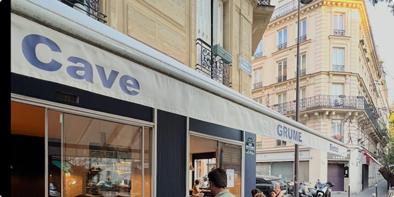La devanture de Grume, cave à l'angle de la rue Brochant