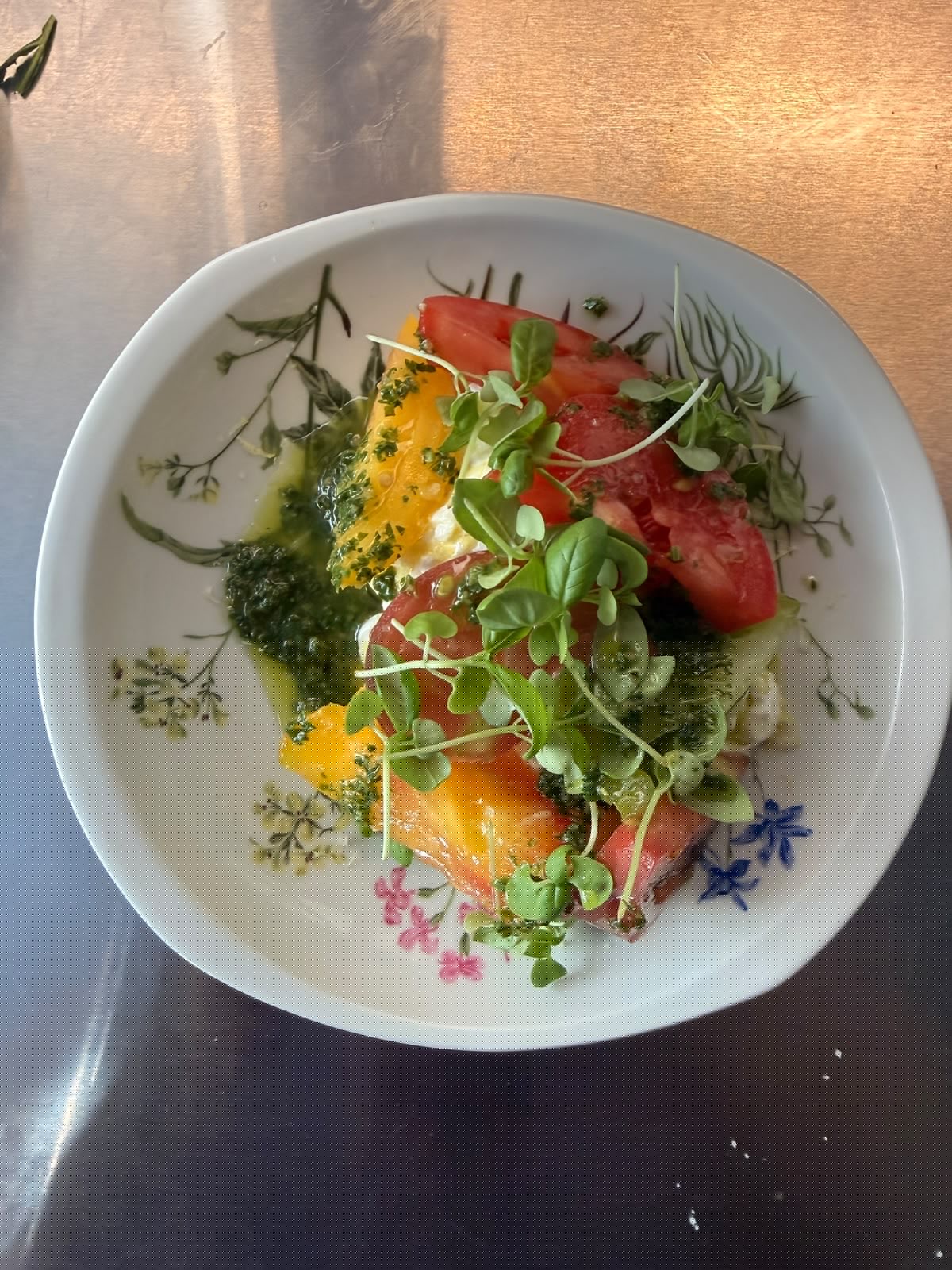 Tomates anciennes, stracciatella, basilic
